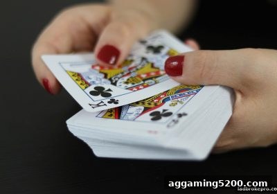 立博棋牌实战指南：掼蛋极限策略与合规平台选择
